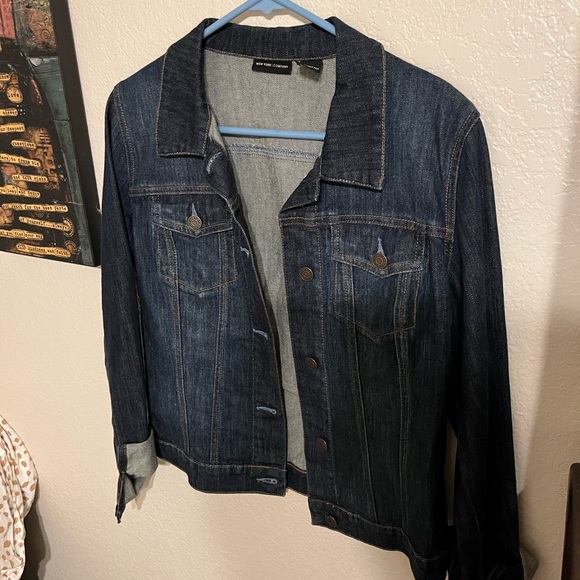 Perfect denim jacket. 🤍💙🤍 - Picture 6 of 9